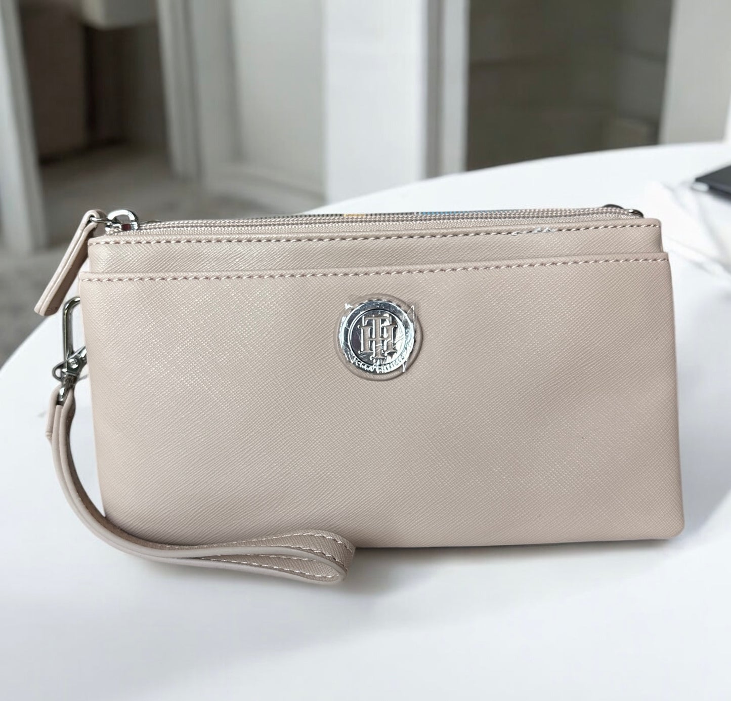 Muñequera Tommy H nude doble cierre placa plateada