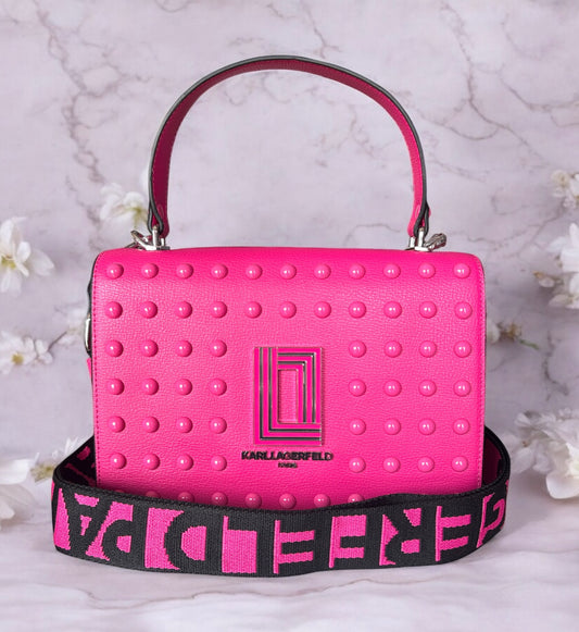 Crossbody Karl L fucsia con estoperoles redondos