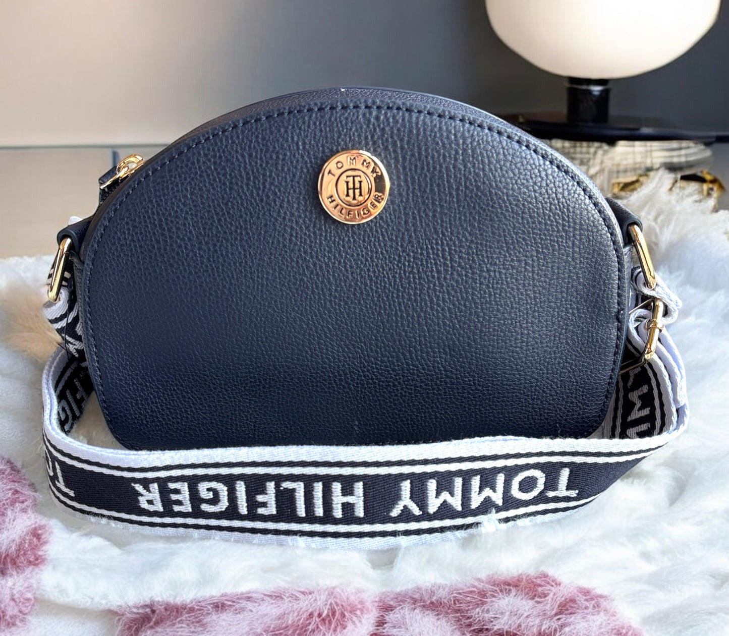 Crossbody Tommy H azul marino con strap blanco y azul