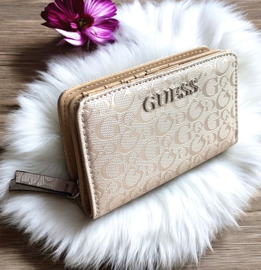 Cartera Guess dorada con monogram placa en letras plateadas