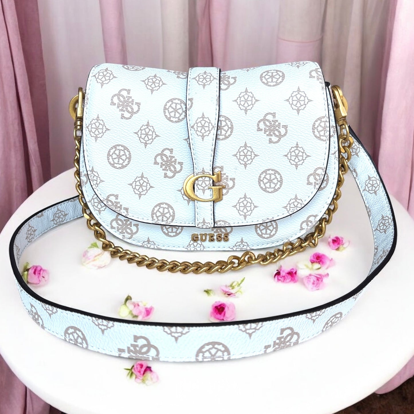 Crossbody/Hobo Guess crema con monogram beige y herrajes dorados