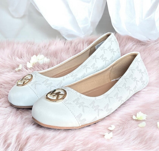 Flats Michael K blancas con monogram y placa dorada