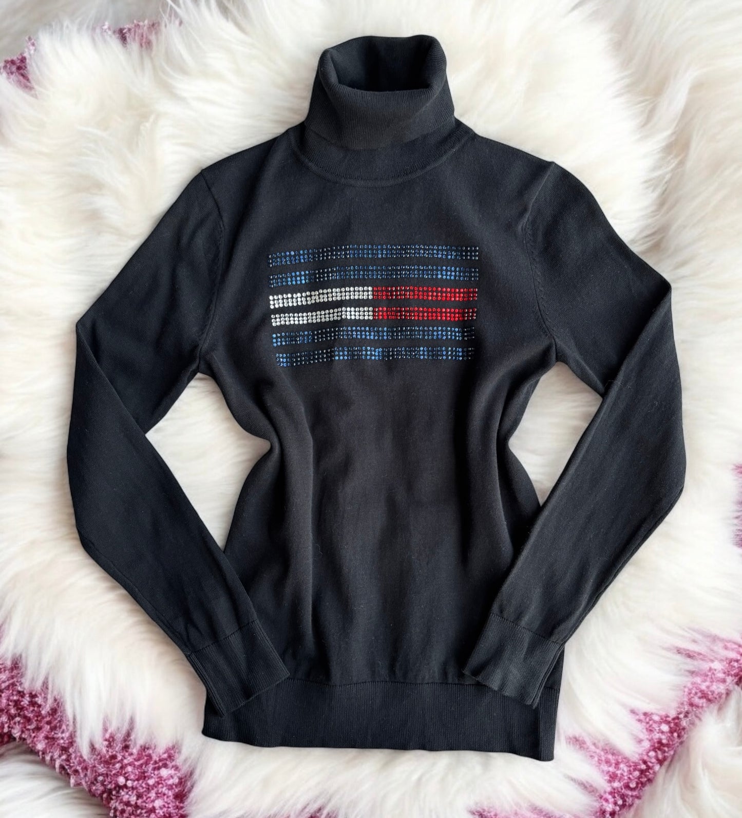 Suéter Tommy H negro con bandera de brillos