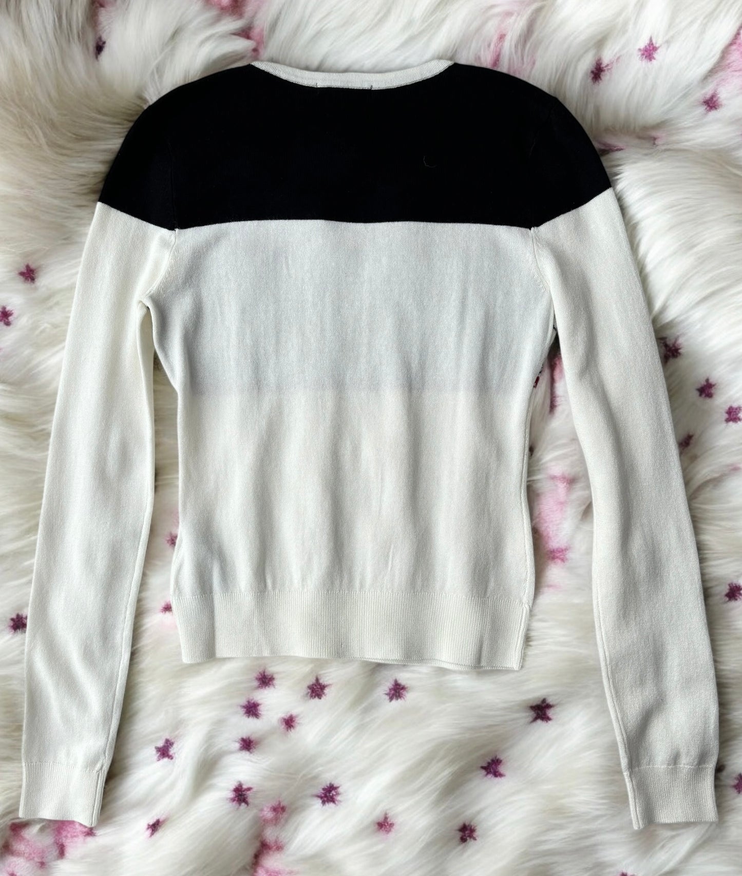Suéter Guess crema/negro y monogram