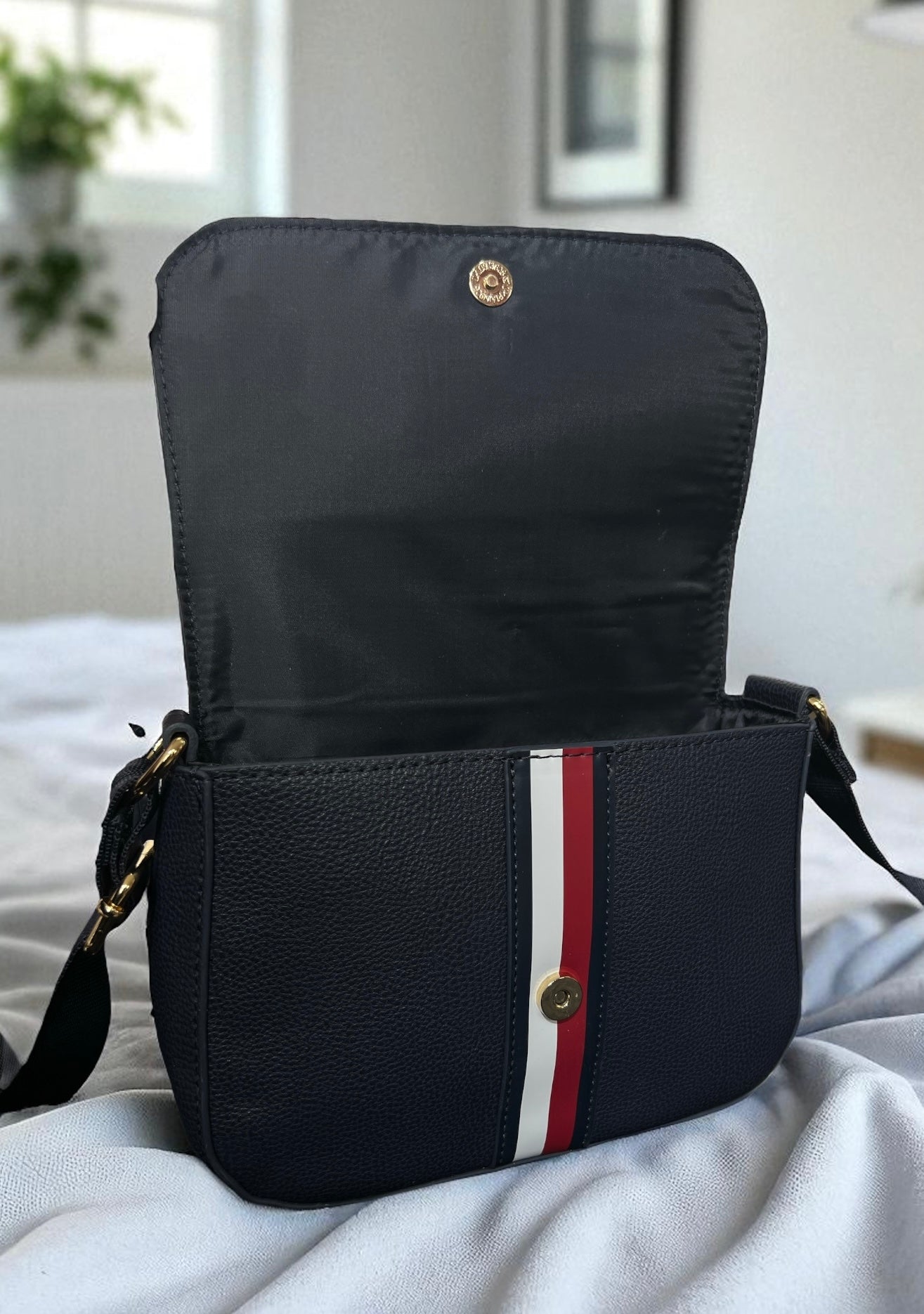 Crossbody Tommy H azul marino línea en medio
