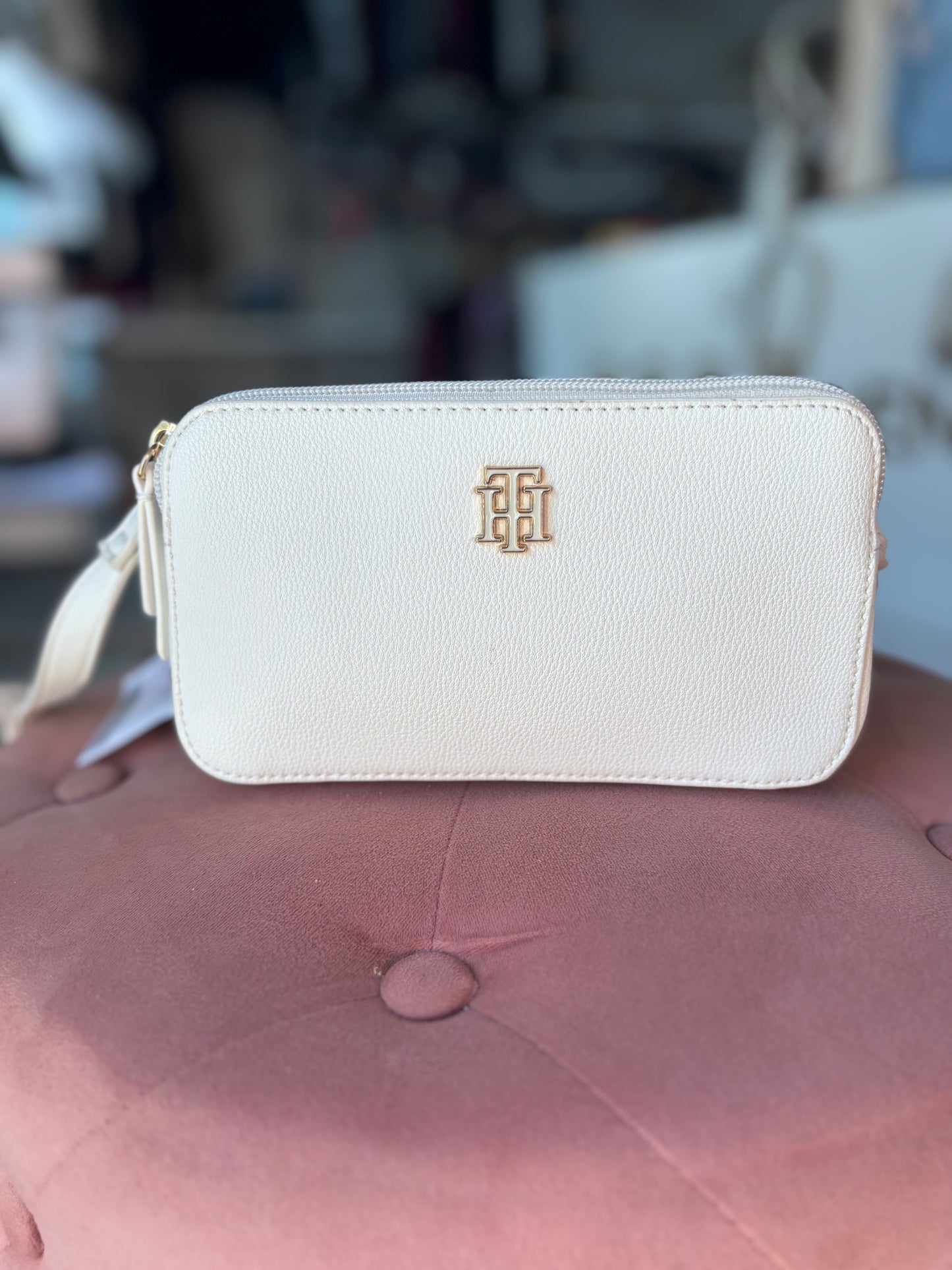 Crossbody Tommy H blanca con 3 compartimentos