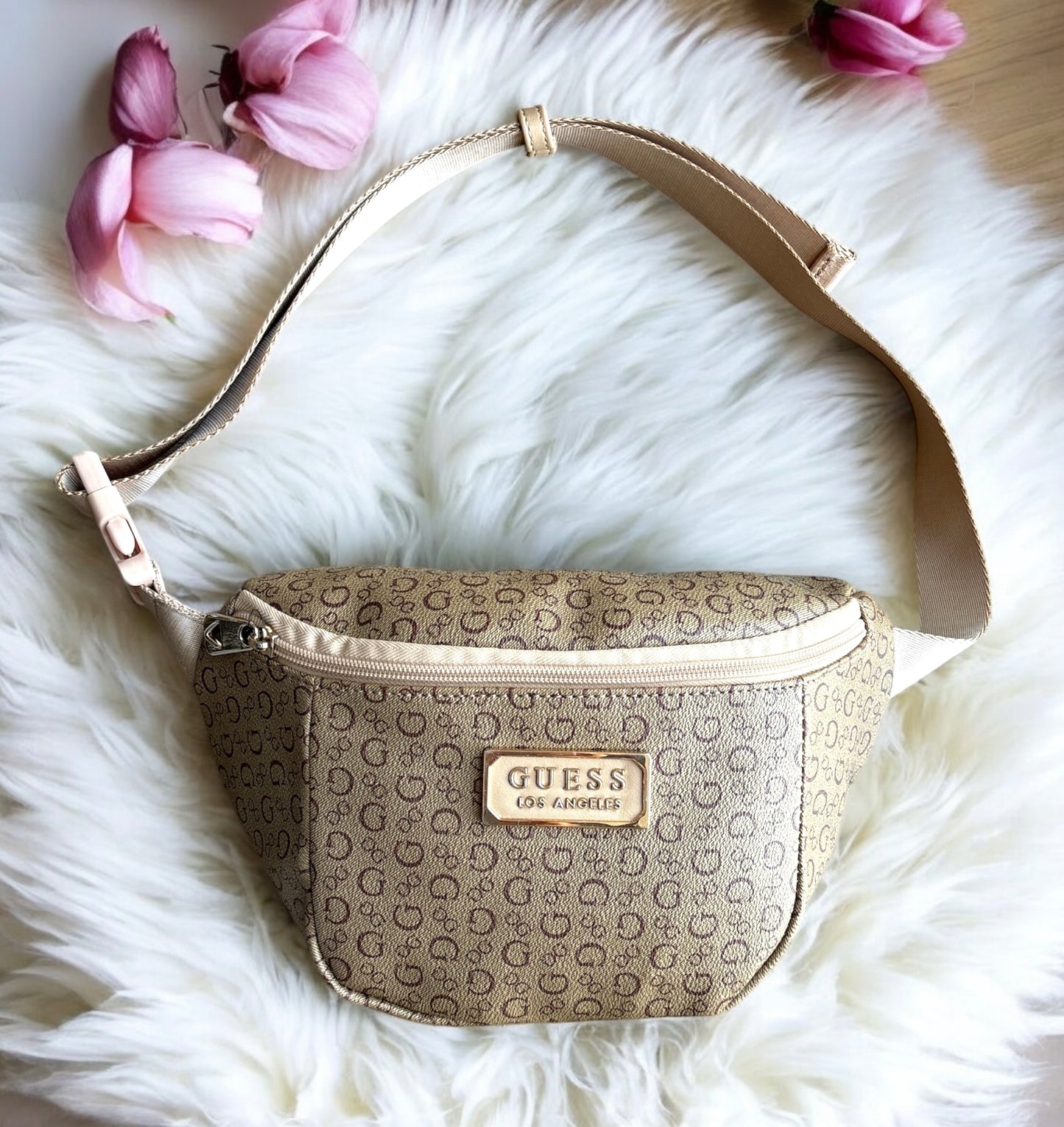 Cangurera Guess camel con monogram chocolate y placa dorada