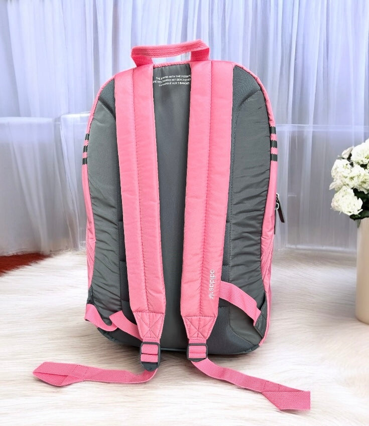 Backpack Adidas rosa, detalles en gris, placa en parche
