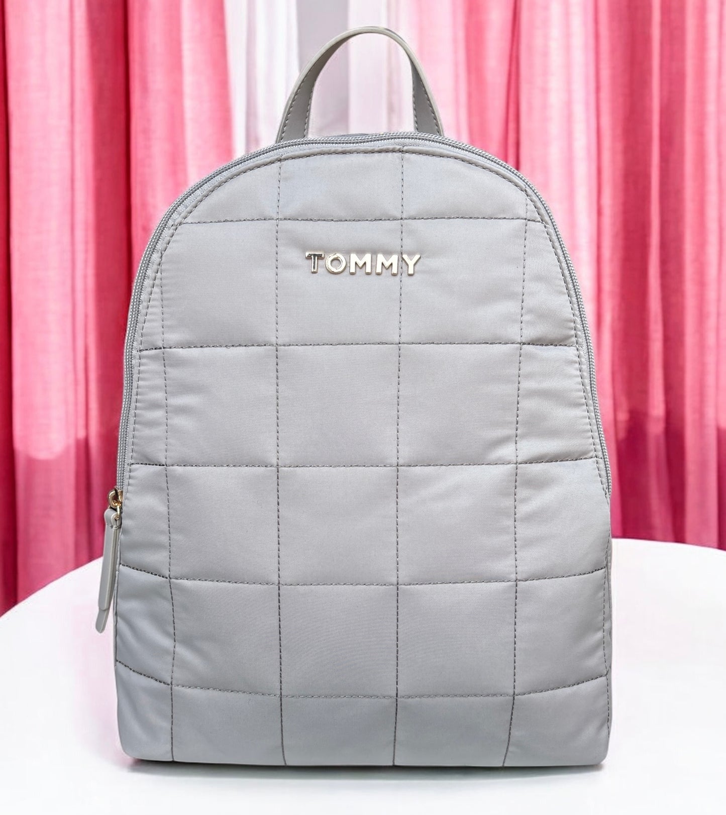 Backpack Tommy H gris con placa dorada acolchonada