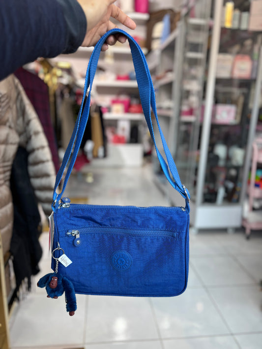 Crossbody Kipling azul rey con changuito y placa de goma