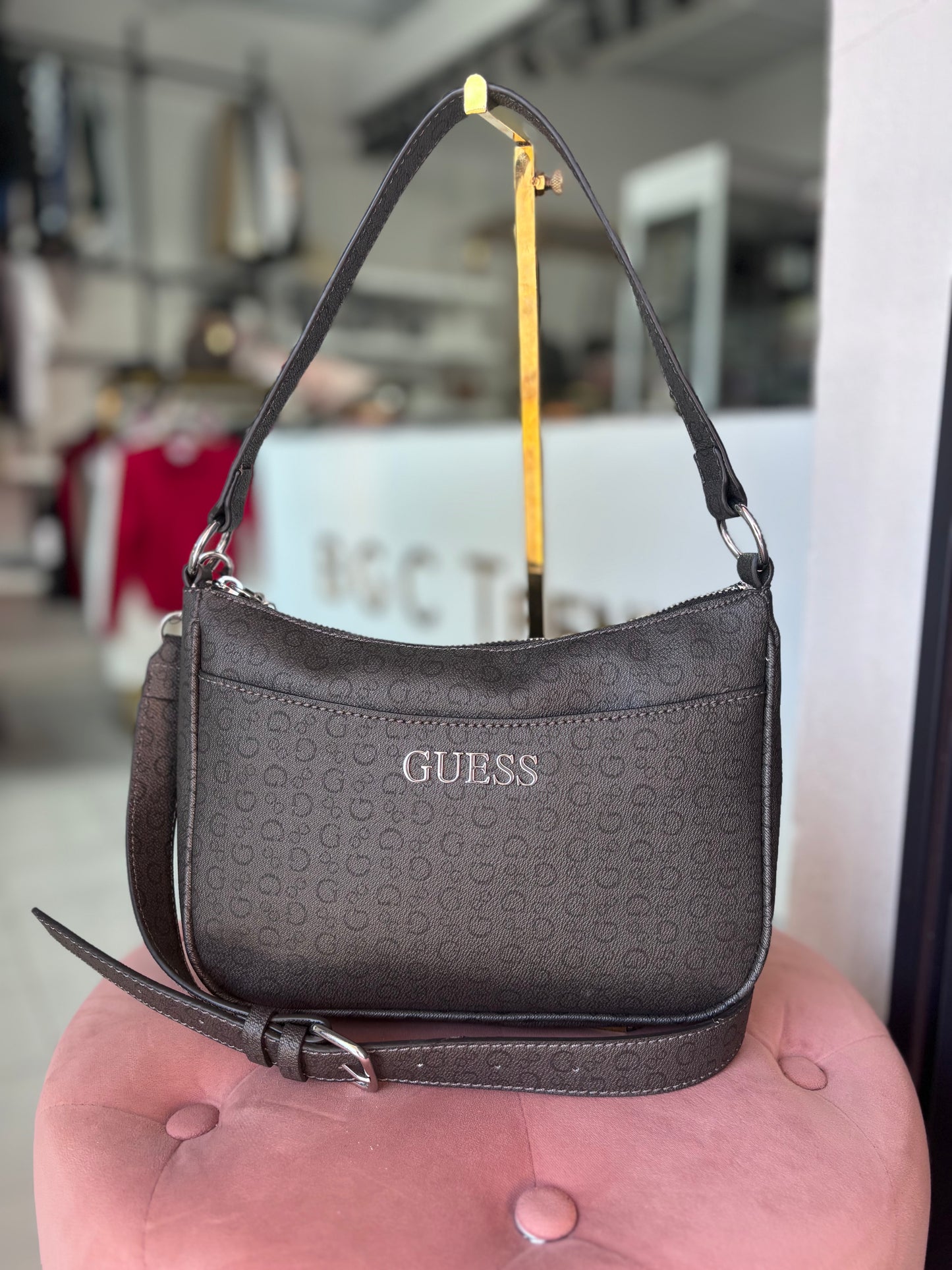 Crossbody/Hobo Guess negra con monogram