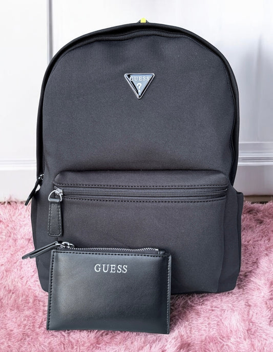 Backpack Guess negra con monedero y strap con letras blancas