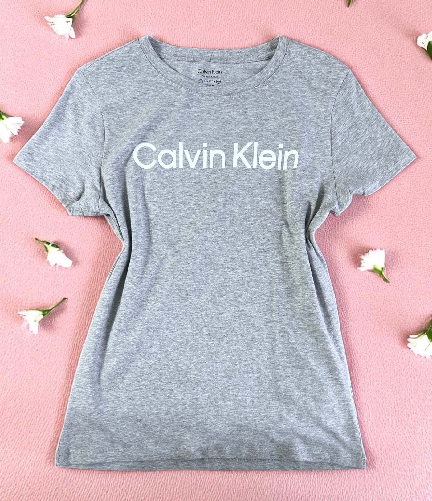 Playera Calvin K gris, letras blancas