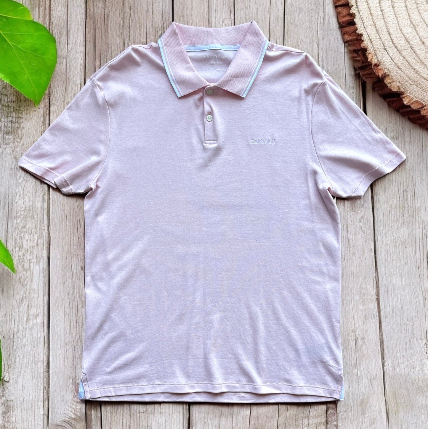 Polo Calvin K rosa claro con letras blancas bordadas para caballero