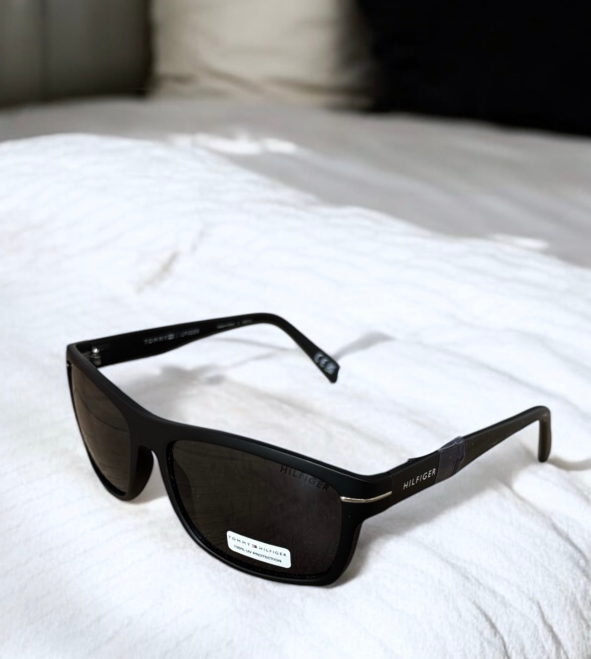 Lentes Tommy H negros, letras plateadas pequeñas