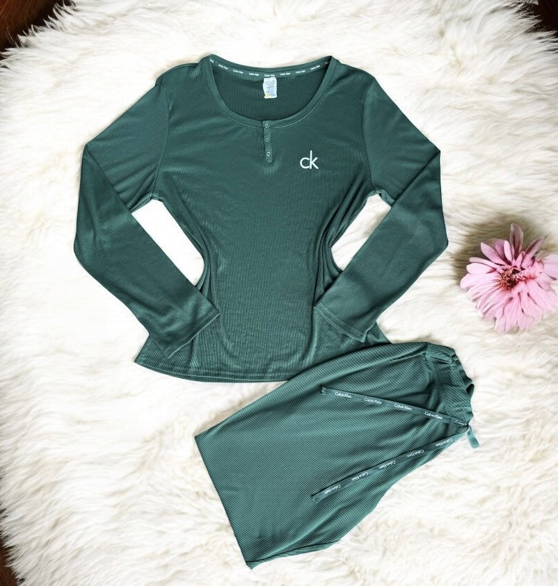 Pijama Calvin k verde, manga larga, CK blanca bordada, cintas en pantalón