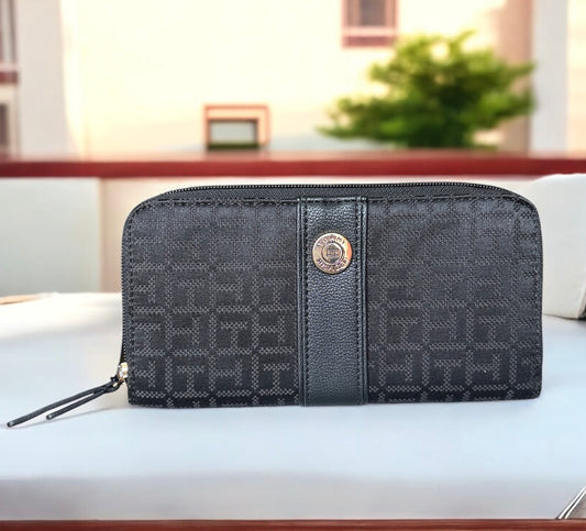 Cartera Tommy H negra con monogram y cierre