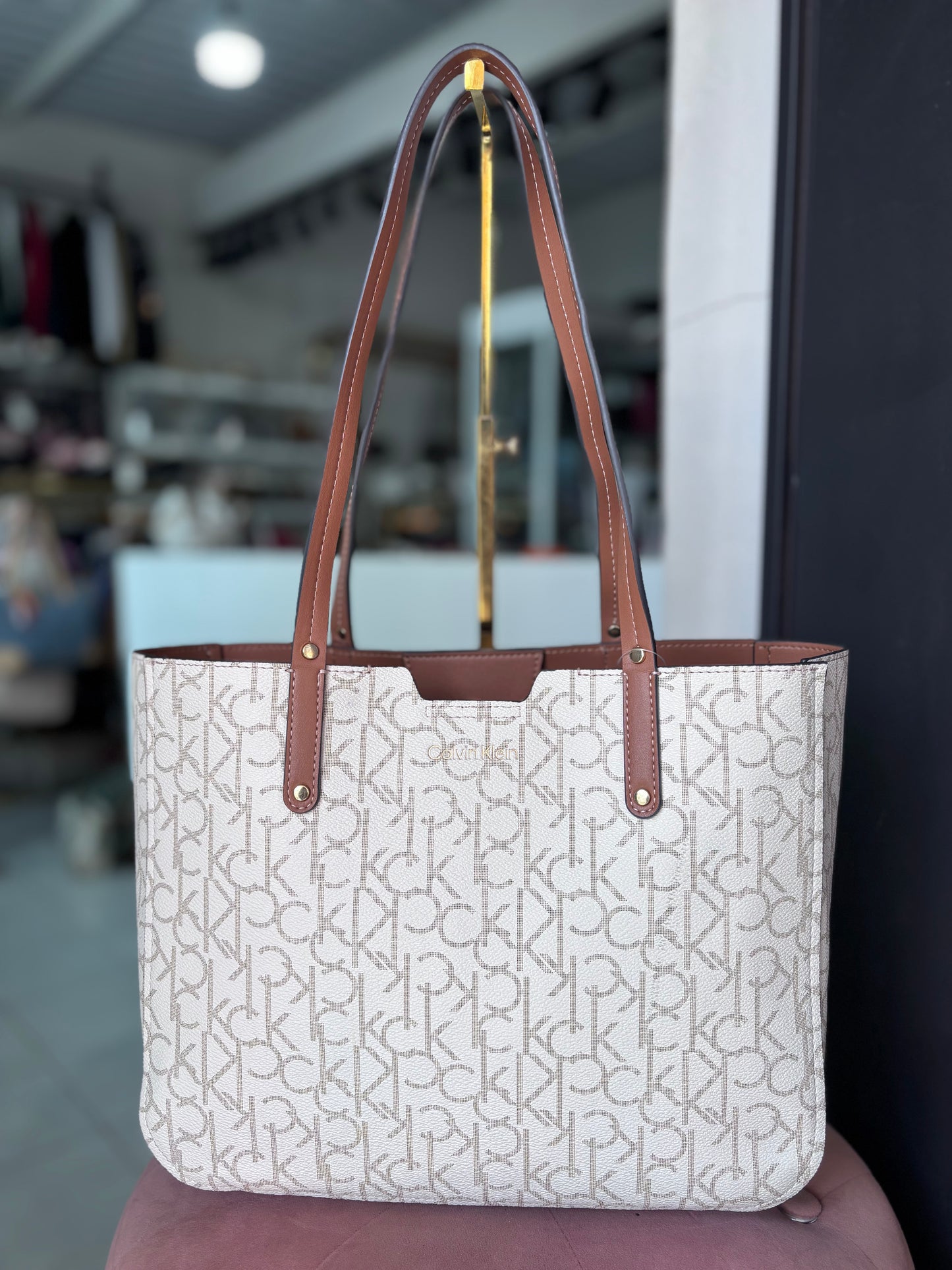 Tote Calvin K beige con monogram