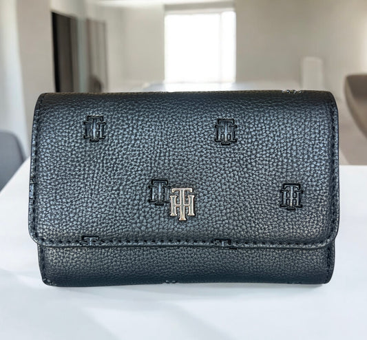 Cartera Tommy H negra con grabado con placa Th dorado