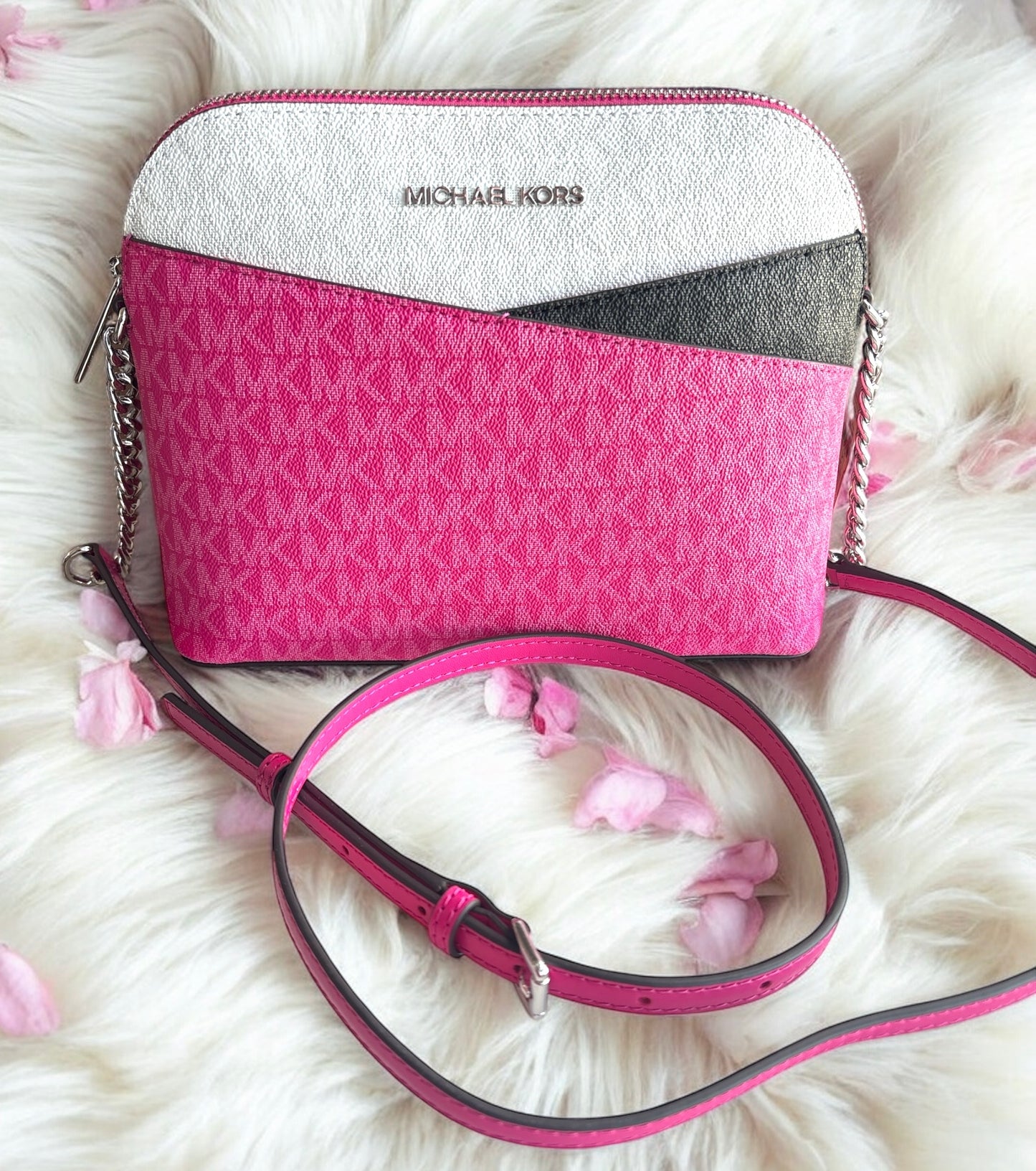 Crossbody Michael k rosa con monogram y detalles en color negro y blanco