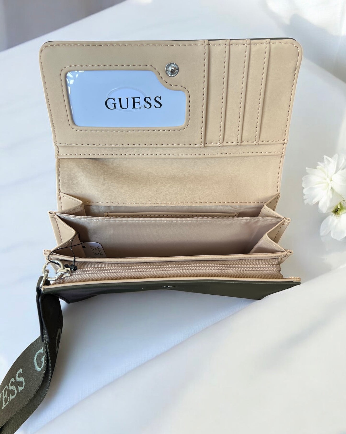Cartera Guess verde olivo con placa plateada