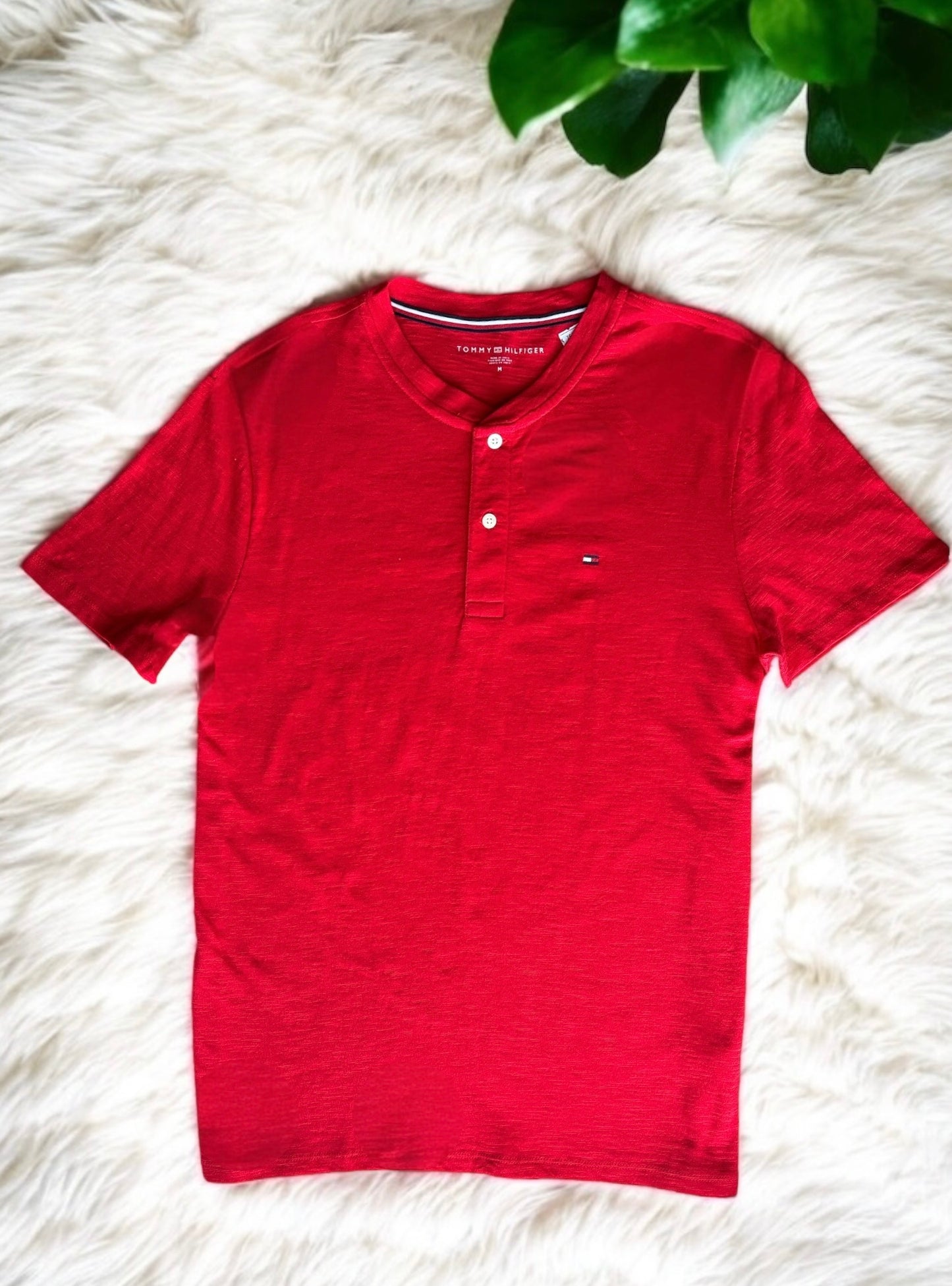 Playera Tommy H rojo jaspeado, banderita pequeña para caballero