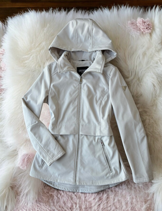 Chamarra Guess beige con placa plateada en el brazo