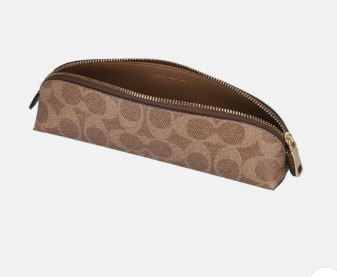 Lapicera Coach café con herrajes dorados