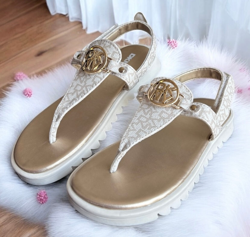 Sandalias DKNY niña crema monogram camel y placa dorada