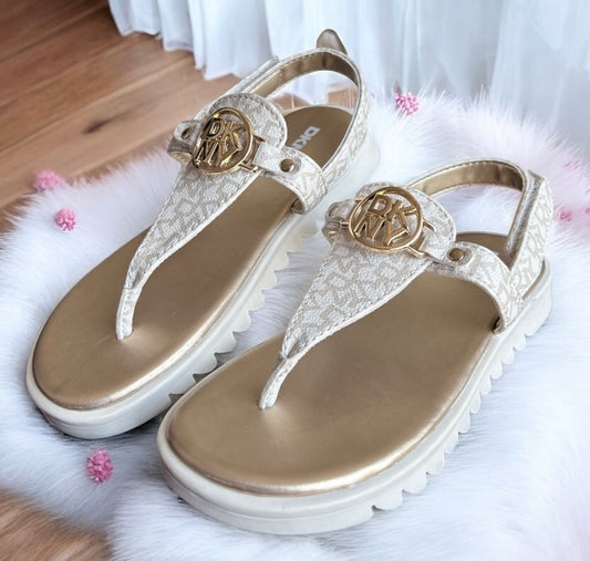Sandalias DKNY niña crema monogram camel y placa dorada