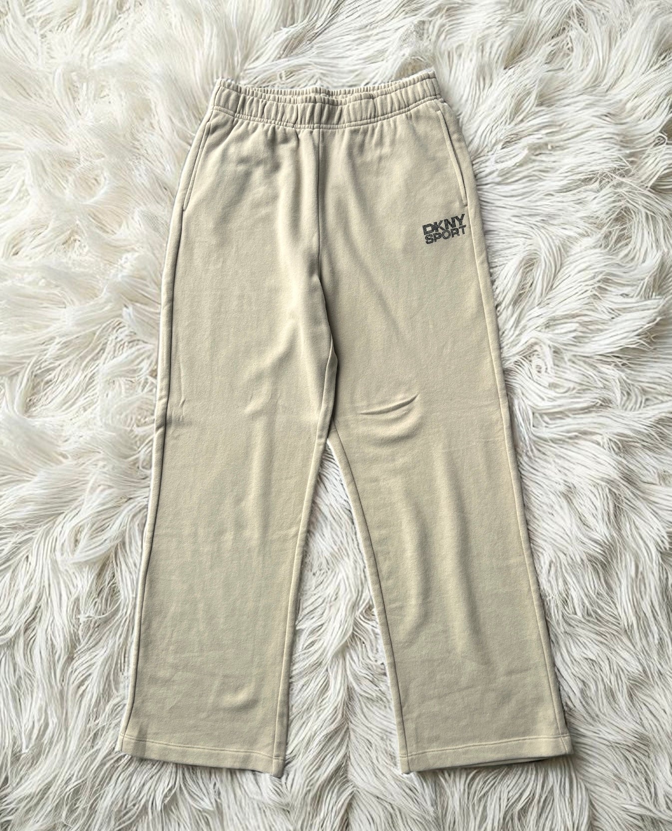 Pants DKNY camel con letras de brillos negras