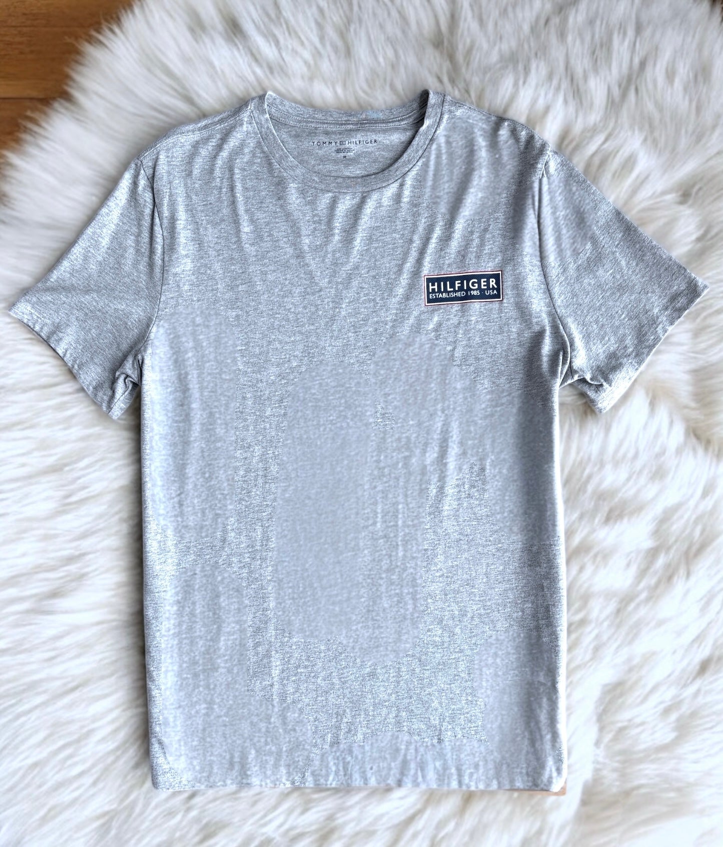 Playera Tommy H gris jaspeado, banderita en manga izquierda