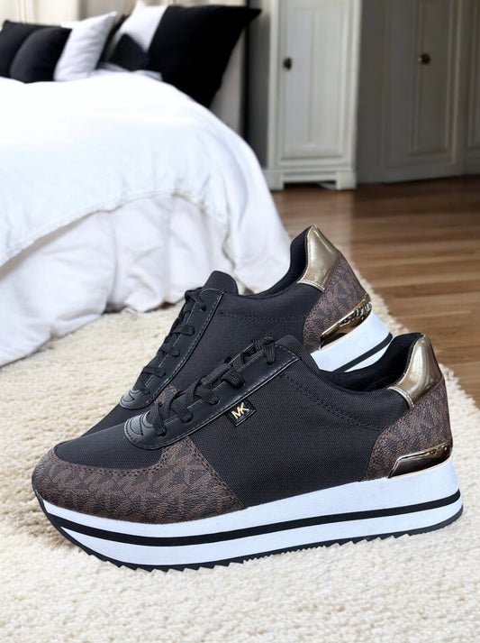 Tenis Michael k Monique negro/chocolate detalles dorados y suela blanca