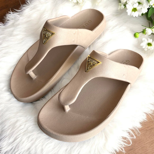 Sandalias Guess nude con placa dorada