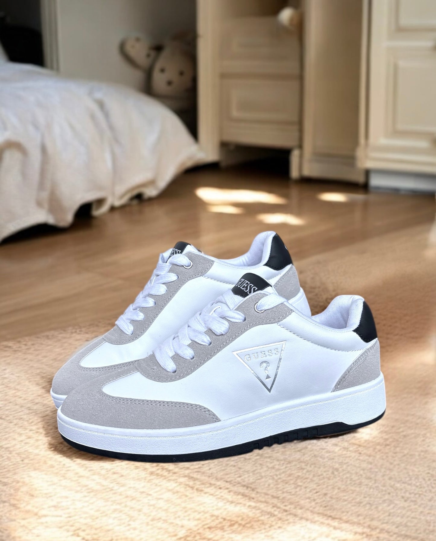 Tenis Guess blanco/gris detalle negro en lengüeta, logo plateado