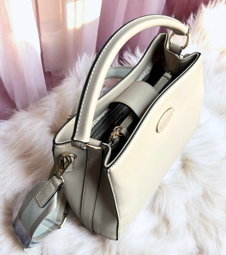 Tote Guess nude con herrajes dorados