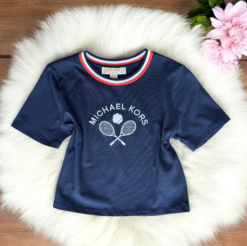 Top Michael K azul marino, cuello blanco/naranja, placa dorada, letras y raquetas blancas