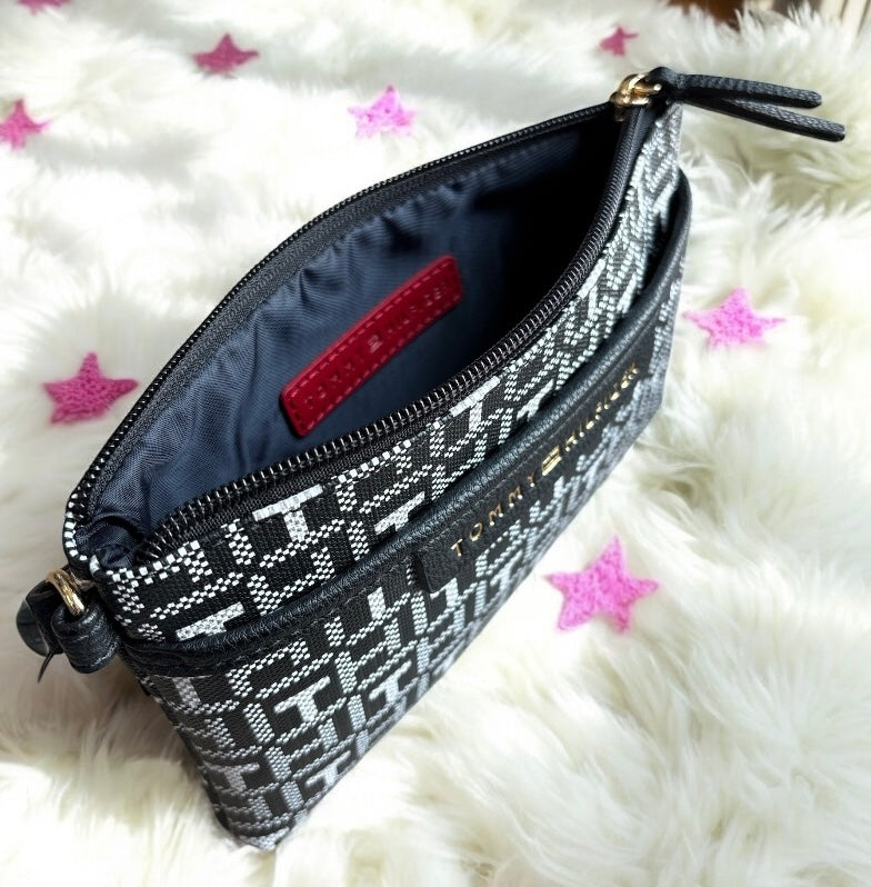 Muñequera Tommy H negra con monogram blanco