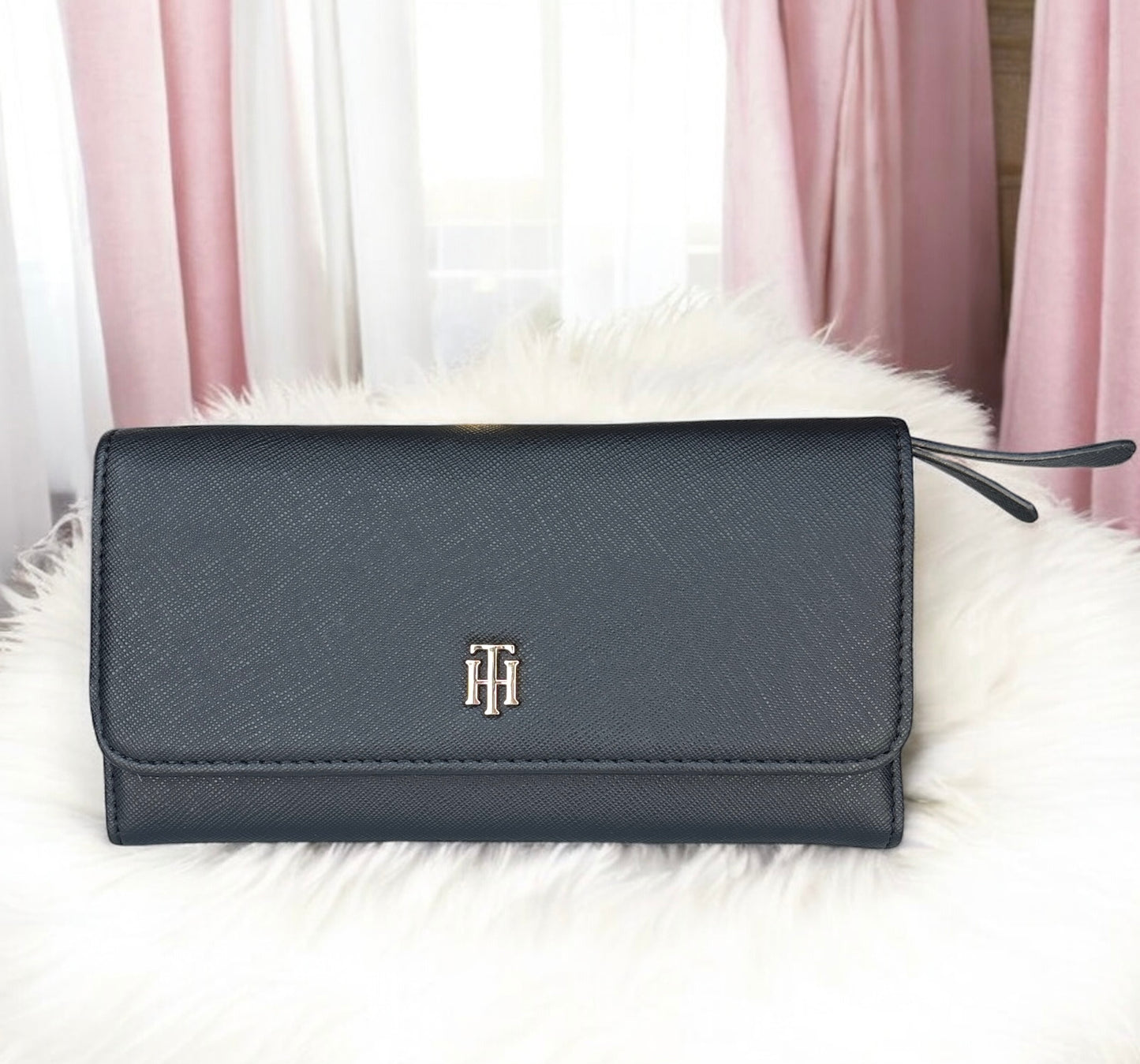 Cartera Tommy H negra lisa con placa dorada TH