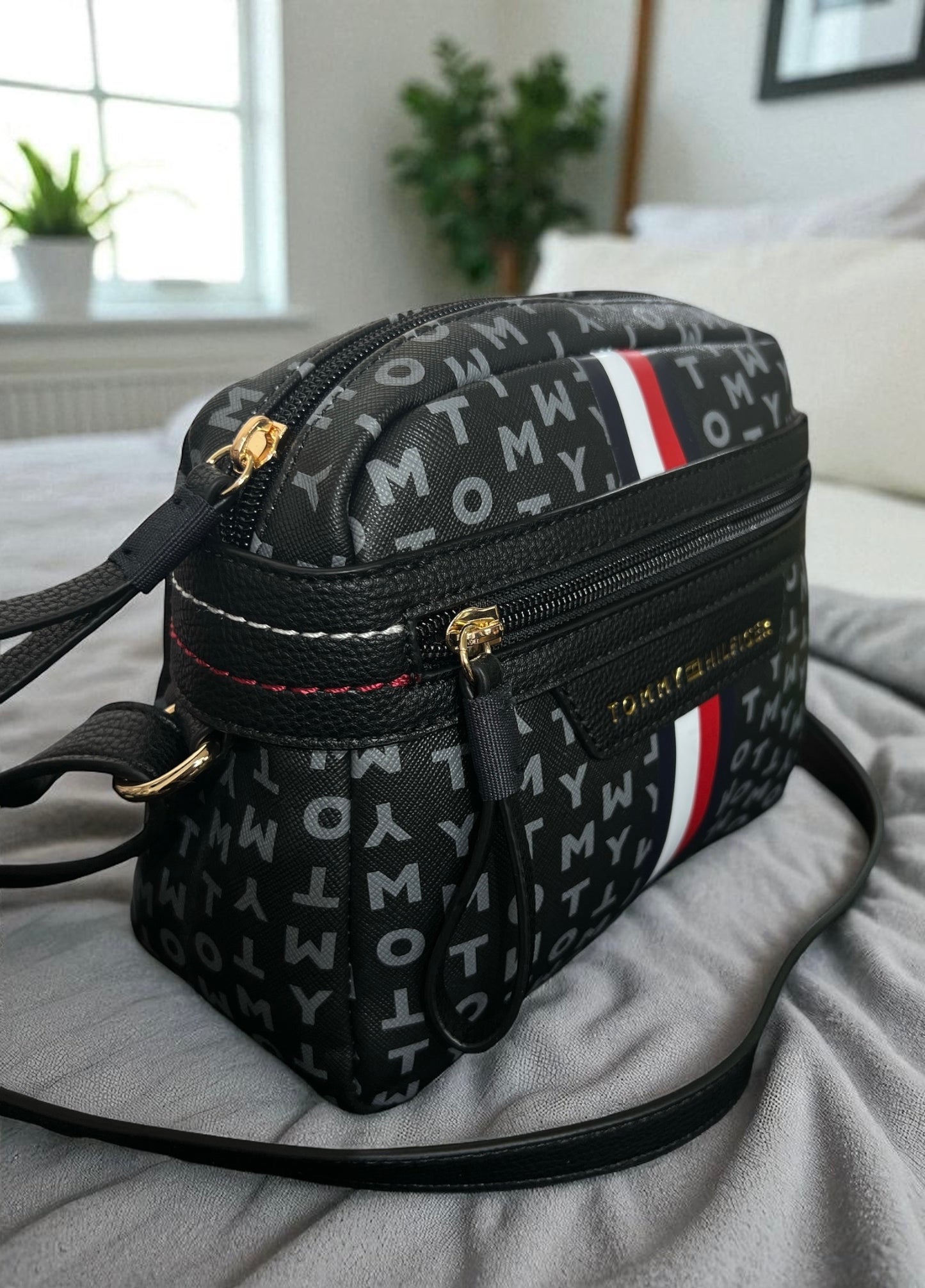 Crossbody Tommy H negra monogram letras