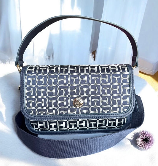 Crossbody Tommy H azul marino con monogram blanco strap y placa dorada