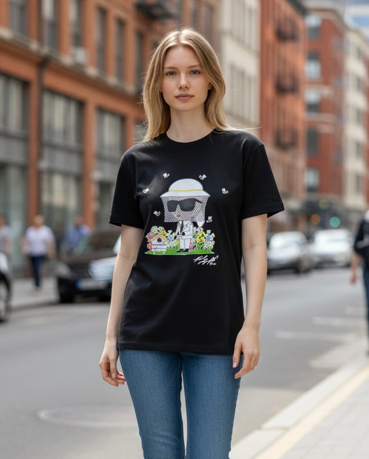Playera Karl L negra con estampado de abejas