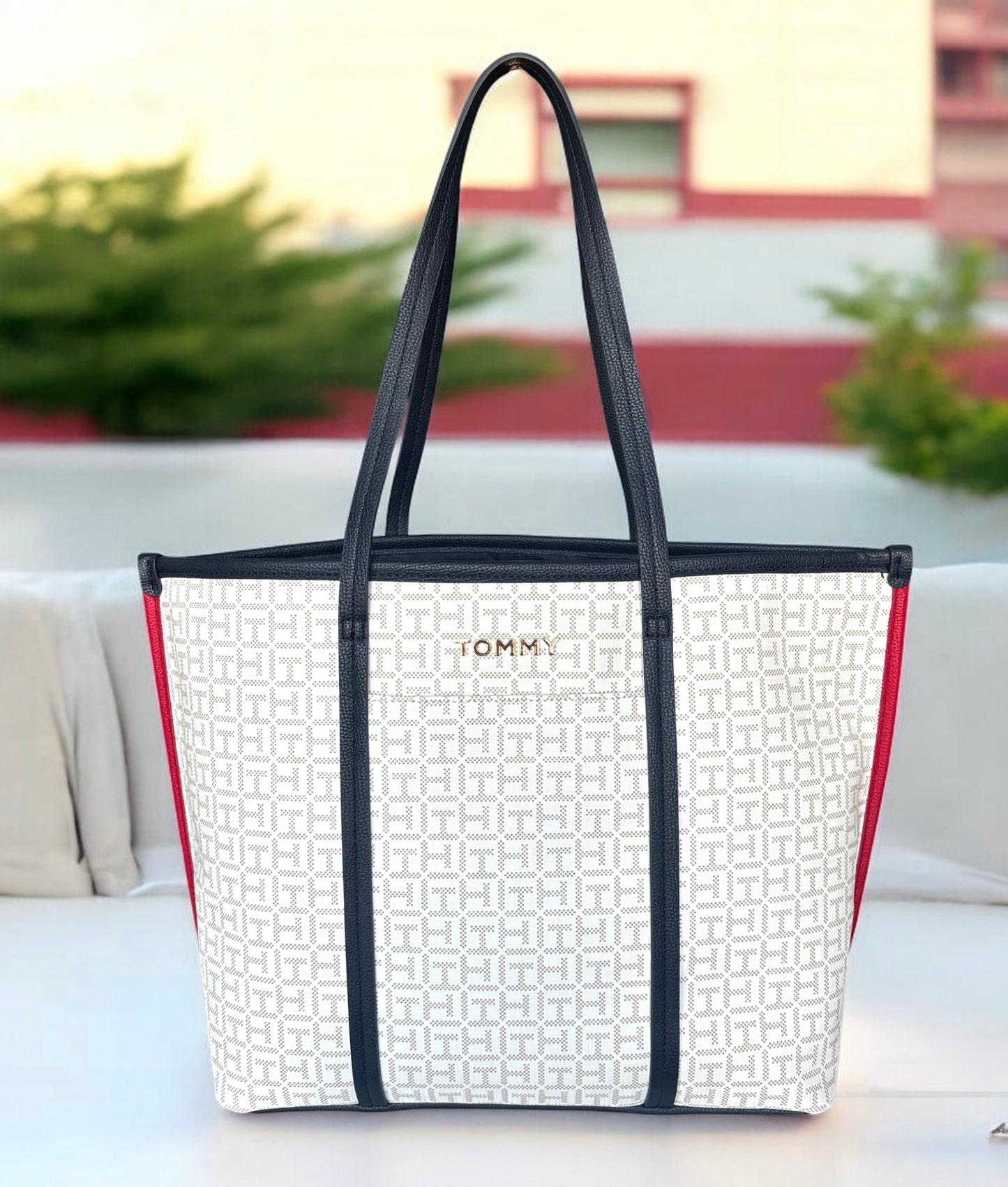 Tote Tommy H blanca con monogram beige y menea roja y azul marino