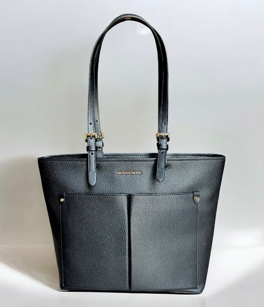 Tote Michael K negra con 2 compartimentos al frente y placa dorada