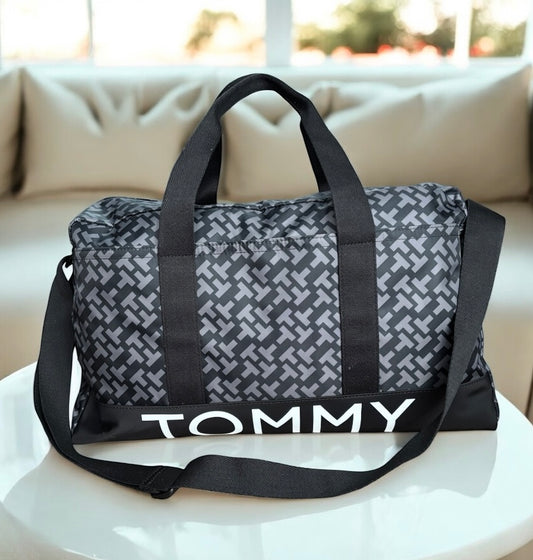 Maleta Tommy Hilfiger negra monogram gris, letras blancas con strap