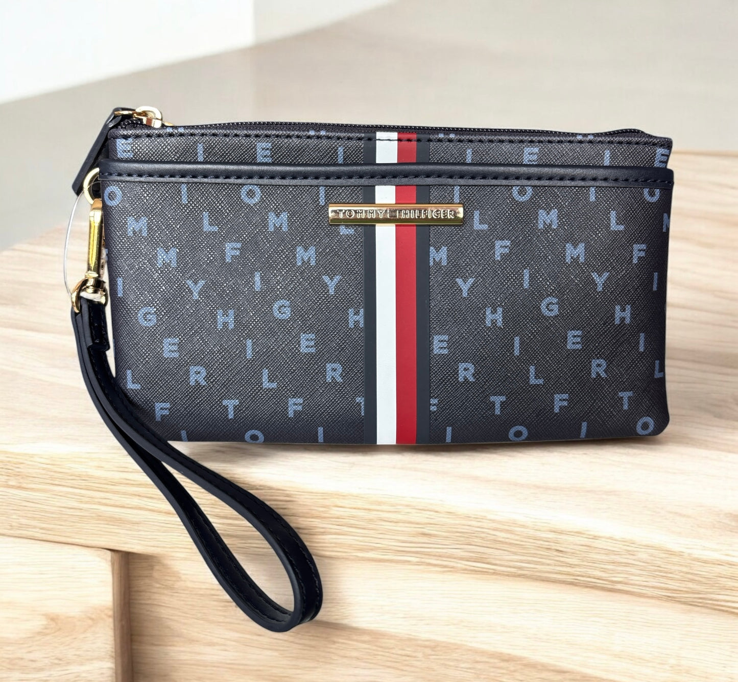 Muñequera Tommy H azul marino con monogram de letras y doble cierre
