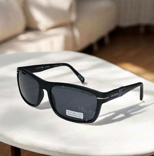 Lentes Tommy H negros, letras plateadas pequeñas