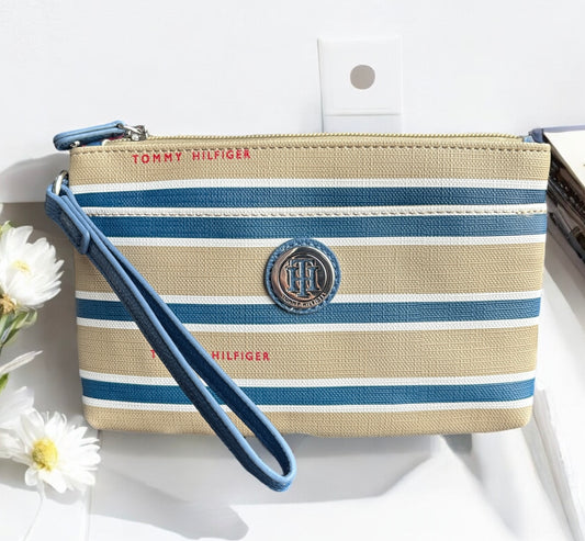 Muñequera Tommy arena con líneas blancas y azul