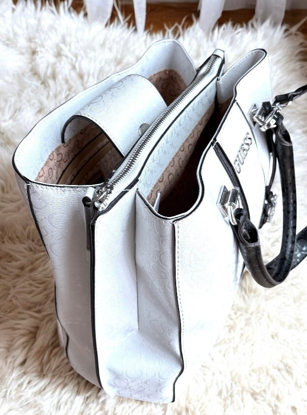 Tote Guess blanca/negro tipo charol con llavero de flor