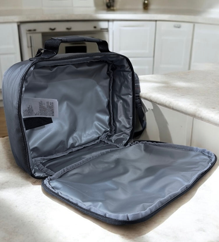 Lunch Bag negra, monogram y logo en plateado